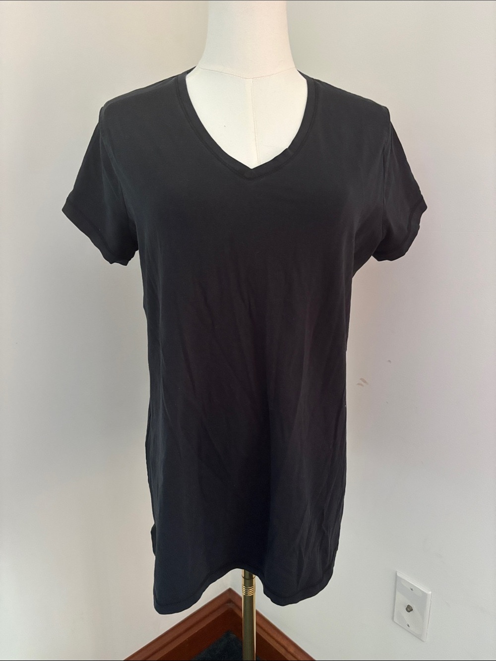 Liz Lange Black V-Neck Short Sleeve Tee Top